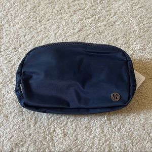 NEXT DAY SHIPPING - Lululemon Everywhere Belt Bag True Navy